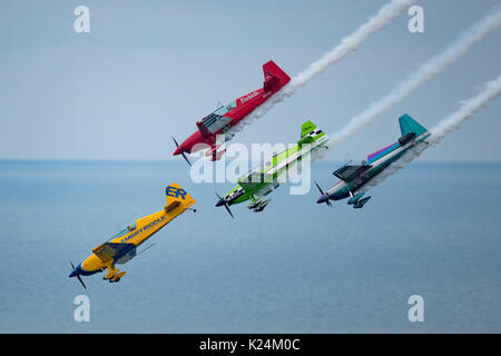 18 août 2017 : Chicago, Illinois, États-Unis - Matt Chapman et son pilote conduit Embry-Riddle interprètes sur le lac Michigan au cours de la pratique de l'air et l'eau de Chicago 2017 Show à Chicago, IL. Banque D'Images