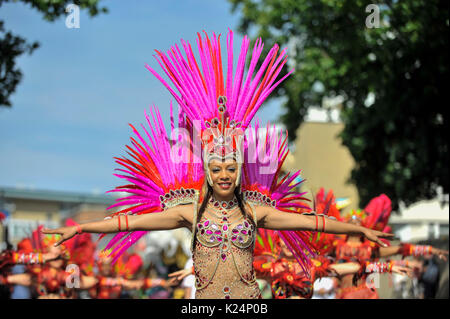 Londres, Royaume-Uni. Août 28, 2017. Un danseur de samba prend part à la Grande Finale Parade sur la dernière journée de la carnaval de Notting Hill à Londres, Angleterre le 28 août 2017. Crédit : Stephen Chung/Xinhua/Alamy Live News Banque D'Images