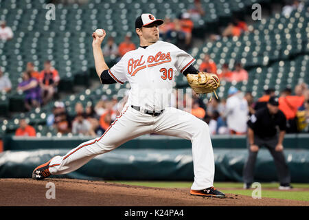 Baltimore, Maryland, USA. 28 août 2017 : le lanceur partant des orioles de Baltimore, Chris Tillman (30) emplacements pendant MLB match entre les Mariners de Seattle et les Orioles de Baltimore à l'Oriole Park at Camden Yards de Baltimore, Maryland. Scott/Taetsch Crédit CSM : Cal Sport Media/Alamy Live News Banque D'Images
