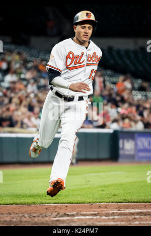 Baltimore, Maryland, USA. 28 août 2017 : Baltimore Orioles de troisième but Manny Machado (13) scores au cours MLB match entre les Mariners de Seattle et les Orioles de Baltimore à l'Oriole Park at Camden Yards de Baltimore, Maryland. Scott/Taetsch Crédit CSM : Cal Sport Media/Alamy Live News Banque D'Images