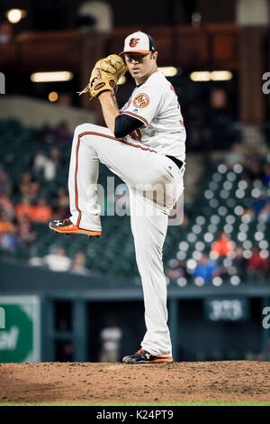 Baltimore, Maryland, USA. 28 août 2017 : le lanceur partant des orioles de Baltimore, Chris Tillman (30) emplacements pendant MLB match entre les Mariners de Seattle et les Orioles de Baltimore à l'Oriole Park at Camden Yards de Baltimore, Maryland. Scott/Taetsch Crédit CSM : Cal Sport Media/Alamy Live News Banque D'Images