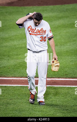 Baltimore, Maryland, USA. 28 août 2017 : le lanceur partant des orioles de Baltimore, Chris Tillman (30) est relevée au cours de MLB match entre les Mariners de Seattle et les Orioles de Baltimore à l'Oriole Park at Camden Yards de Baltimore, Maryland. Scott/Taetsch Crédit CSM : Cal Sport Media/Alamy Live News Banque D'Images