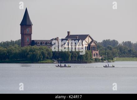 Tianjin. Août 29, 2017. Concurrence Les concurrents au cours de la féministe 10km de marathon en natation à la 13e Finale des Jeux nationaux chinois en Chine du nord, la municipalité de Tianjin Aug 29, 2017. Xin Xin a remporté la médaille d'or. Credit : Ding Xu/Xinhua/Alamy Live News Banque D'Images