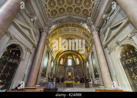 Beau détail de plafond et des colonnes de marbre de la basilique de Saint Marie des anges et des martyrs de Rome. juin. 2017 Rome, Italie. Banque D'Images