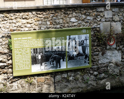 Bannière montrant la renaissance d'Evreux de 1944 à 1954, après l'occupation nazie dans WW2 pendaison alonside Rivière de L'iton à Evreux, Haute-Normandie, France Banque D'Images