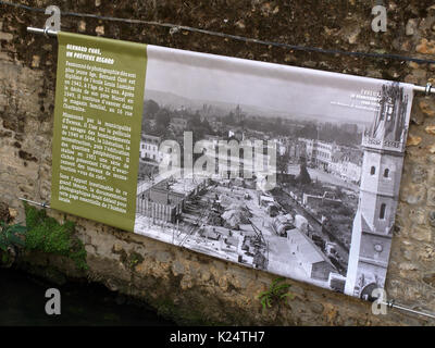 Bannière montrant la renaissance d'Evreux de 1944 à 1954, après l'occupation nazie dans WW2 pendaison alonside Rivière de L'iton à Evreux, Haute-Normandie, France Banque D'Images