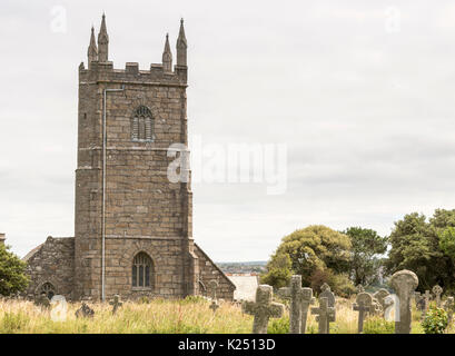 Le cimetière de l'église paroissiale de St Uny Lelant dans l'ouest, Cornwall, UK Banque D'Images