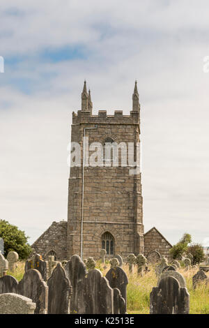 Le cimetière de l'église paroissiale de St Uny Lelant dans l'ouest, Cornwall, UK Banque D'Images