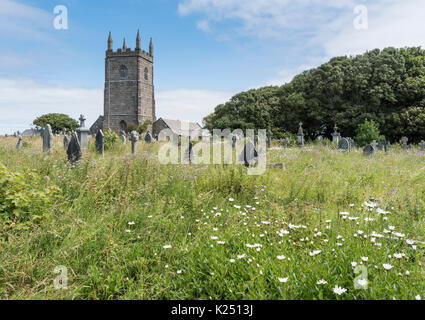 Le cimetière de l'église paroissiale de St Uny Lelant dans l'ouest, Cornwall, UK Banque D'Images