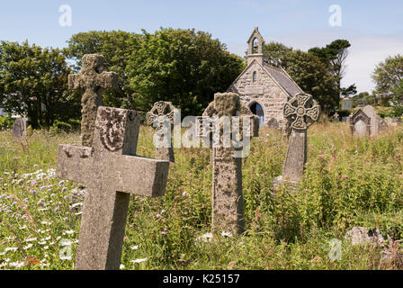 Le cimetière de l'église paroissiale de St Uny Lelant dans l'ouest, Cornwall, UK Banque D'Images