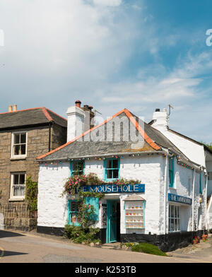 Mousehole shop/dans le joli village de pêcheurs De Mousehole à Cornwall Banque D'Images