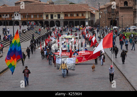 Manifestants et Drapeau Wiphala Inca du Pérou et Drapeau, Plaza de Armas, Cuzco, Pérou, Amérique du Sud Banque D'Images