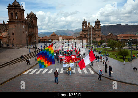 Manifestants et Drapeau Wiphala Inca du Pérou et Drapeau, Plaza de Armas, Cuzco, Pérou, Amérique du Sud Banque D'Images