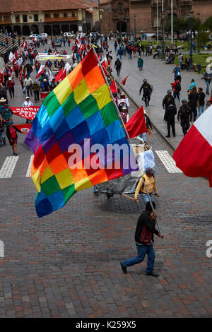 Les protestataires et Inca Drapeau Wiphala, Plaza de Armas, Cuzco, Pérou, Amérique du Sud Banque D'Images