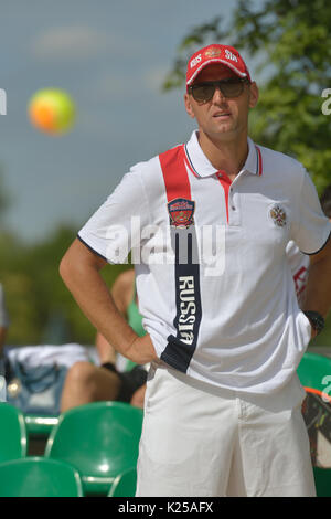 Moscou, Russie - le 19 juillet 2014 : Capitaine de l'équipe Russie Stanislav Zaichenko regarder le match en Russia-Venezuela Beach Tennis ITF World Team Champio Banque D'Images