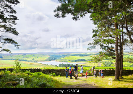 Les familles sur un bois à pied pause pour une pause pour profiter de la vue sur la campagne du Yorkshire autour de Leighton, Réservoir, Milton North Yorkshire, UK Banque D'Images