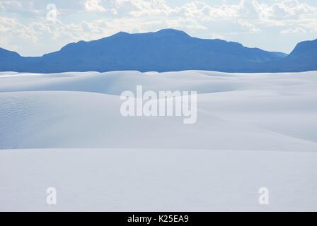 Domaines de dunes de sable blanc en face de la montagne de San Andres au White Sands National Monument le 11 août 2010 à Alamogordo, Nouveau Mexique. Banque D'Images