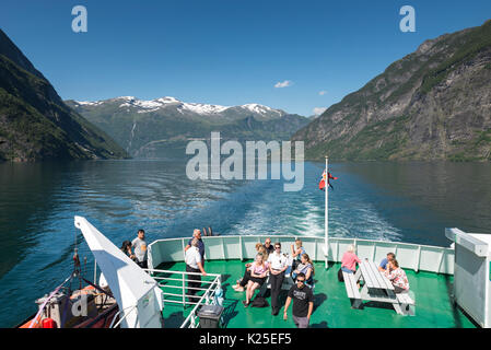 GEIRANGER, Norvège 22-07-2017 : des personnes non identifiées, vous détendre sur le ferry dans le gerianger à geiranger fjord sur 22-07-2017 : le ferry est une structure touristique attrac Banque D'Images