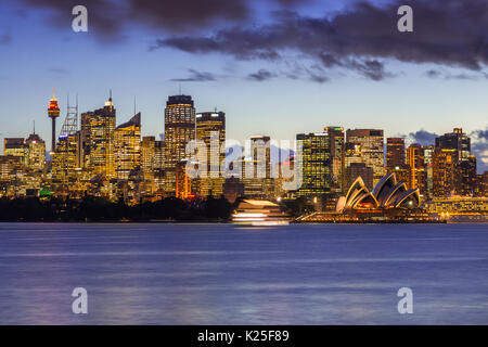 Vue panoramique du port de Sydney, y compris l'opéra, de bridge et de la CDB, vu de Cremorne Point sur côte-nord, Sydney, Nouvelle-Galles du Sud, Australie. Banque D'Images