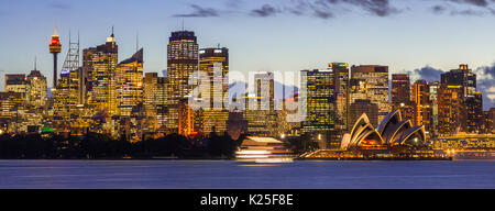 Vue panoramique du port de Sydney, y compris l'opéra, de bridge et de la CDB, vu de Cremorne Point sur côte-nord, Sydney, Nouvelle-Galles du Sud, Australie. Banque D'Images