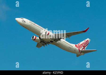 Virgin Australia avion passagers décollant de l'Aéroport International de Sydney, Nouvelle-Galles du Sud, Australie. Banque D'Images