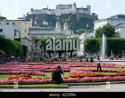 Les touristes au Palais Mirabell Gardens, Salzbourg, Autriche. Banque D'Images