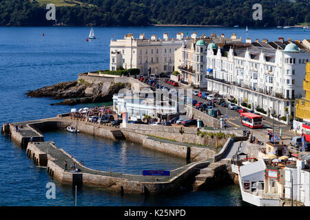 Les propriétés résidentielles, le restaurant en front de mer et le port 1880 sur l'Ouest Hoe, Plymouth, Devon, UK Banque D'Images