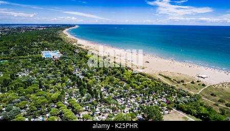 L'Italie, la plage de la mer Adriatique. Reste sur la mer près de Venise. La photographie aérienne drone FPV. Banque D'Images