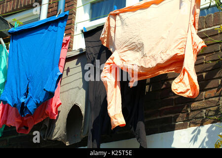 Blanchisserie hanging on clothesline aux Pays-Bas Banque D'Images