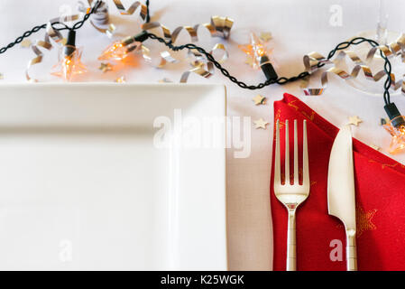 Lieu unique de table, couteau fourchette plate, avec décoration de fête. Banque D'Images