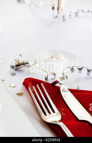 Lieu unique de table, couteau fourchette plate, avec décoration de fête. Banque D'Images