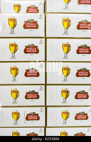 Boîtes de conserves lager Stella Artois sur une étagère de supermarché britannique Banque D'Images