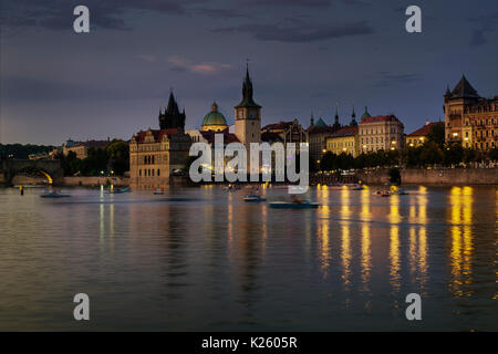 Dans la rivière Vltava Prague la nuit longue exposition tourné à au pont Charles et de la vieille ville historique de Prague. Banque D'Images