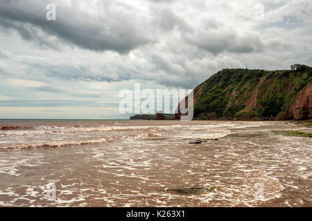 Grand littoral britannique, représentant la belle côte jurassique près de Devon Sidmouth sur jour d'été orageux, Ft. Grand Piquet, l'homme de Dieu et louche les roches. Banque D'Images