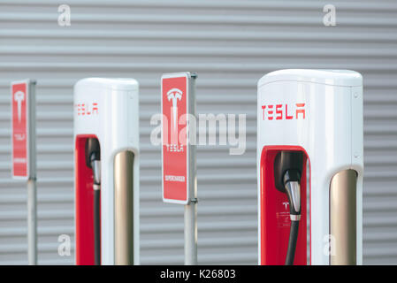 KATOWICE, Pologne - 26 août 2017 : Tesla Supercharger station en station-service Orlen, Katowice. Tesla Motors développe le réseau de stations de charge Banque D'Images