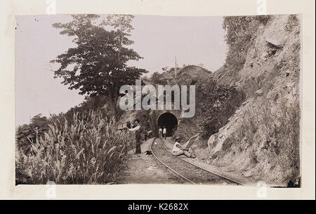 Photographe près de Railroad Tunnel dans les montagnes Banque D'Images