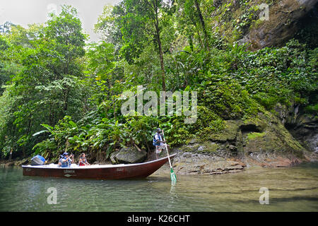 Les touristes explorant le parc naturel national d'Uramba, Bahia Malaga, côte du Pacifique colombien Banque D'Images