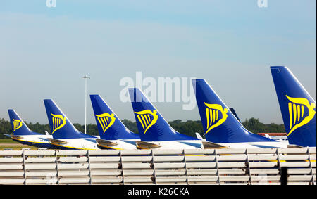 - Ryanair ryanair avion tailfins ou tailplanes dans une ligne, l'aéroport de Stansted, Londres UK Banque D'Images