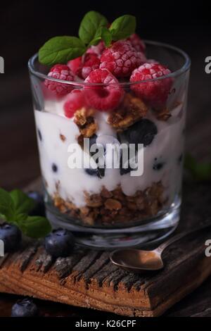 Des yaourts, des bleuets et framboises et granola Banque D'Images