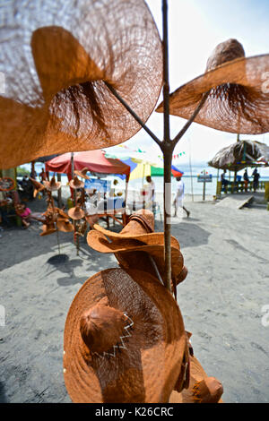 Chapeaux faits à la main en vente dans Ladrilleros Beach, parc naturel national d'Uramba, Bahia Malaga, côte du Pacifique colombien Banque D'Images