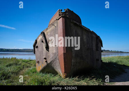 Une barge en béton (FCB) ferrocement 75, dans le cimetière du navire Purton (Purton barges), l'un des nombreux navires échoué sur la rive de la rivière Severn. Banque D'Images