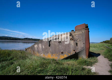 Une barge en béton (FCB) ferrocement 75, dans le cimetière du navire Purton (Purton barges), l'un des nombreux navires échoué sur la rive de la rivière Severn. Banque D'Images