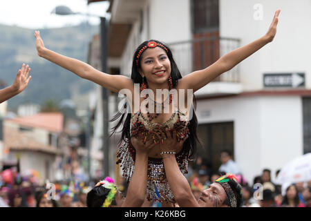 17 juin 2017, l'Équateur Pujili : danseuse tenue à l'air par les hommes artistes au Corpus Christi parade annuelle dans la ville andine Banque D'Images