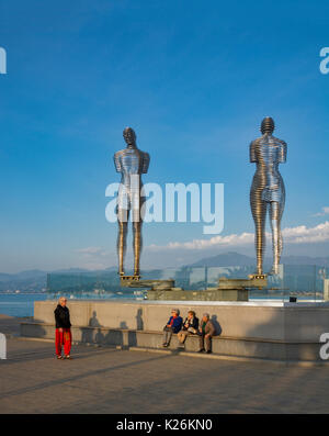 Déménagement Statuettes Métal d'Ali et Nino par Tamara Kvesitadze à Batumi, Géorgie Banque D'Images