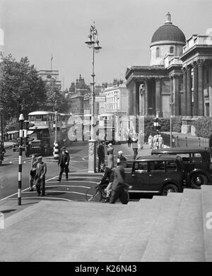 AJAXNETPHOTO. 1935. Londres, Angleterre. - TRAFALGAR SQUARE COMNG TRAFIC DE Pall Mall. Prises À PARTIR DES ÉTAPES DE ST.MARTIN'S CHURCH. photo:T.J.SPOONER COLL/AJAX VINTAGE PHOTO LIBRARY REF ; TJS1935 01 Banque D'Images