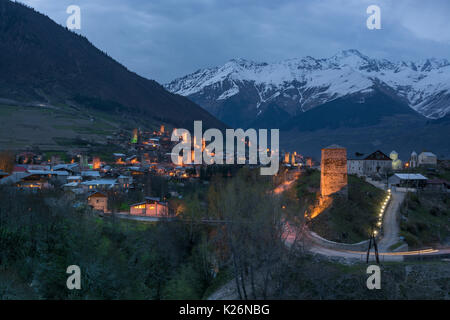 Vue sur les tours de Svanetian avec éclairage de nuit à Mestia ville contre les montagnes de neige , Upper Svaneti, Géorgie Banque D'Images