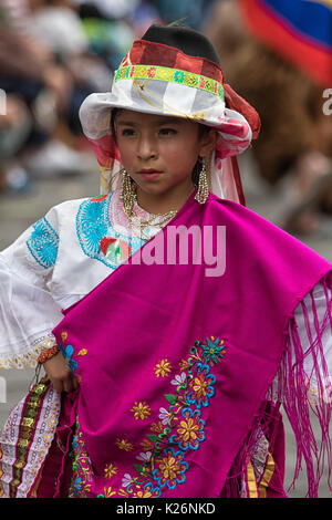 17 juin 2017, l'Équateur Pujili : jeune fille autochtone dans des couleurs vives des vêtements traditionnels à Corpus Christi parade danser dans la rue Banque D'Images