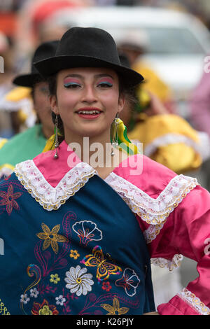 17 juin 2017, l'Équateur Pujili : jeune femme autochtone dans des couleurs vives des vêtements traditionnels à Corpus Christi parade danser dans la rue Banque D'Images