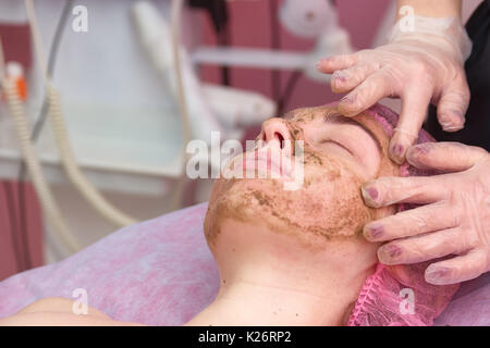 Peeling visage de corail. Cosmetician est l'application de masque facial. Cosmétiques Bio pour peau délicate. Banque D'Images