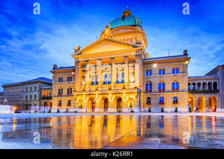 Berne, Suisse. La place Fédérale (Bundesplatz) et Bundeshaus (le parlement suisse) Banque D'Images